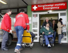 A sürgősségi osztályra behoztak egy 70 év körüli bácsit súlyos sérüléssel! Azt mondták, majd ha lesz rá kapacitás megvizsgálják! Fél óra várakozás után benyitottam....