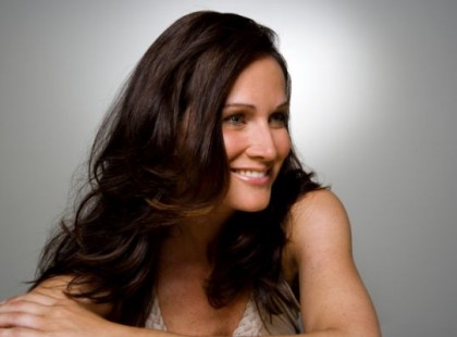 40 FELETTI NŐ VAGYOK ,AKI MA ELOLVASTA EGY FÉRFI MILYENNEK IS LÁT MINKET! KEMÉNY SZAVAK,DE LEHET,HOGY IGAZA VAN?