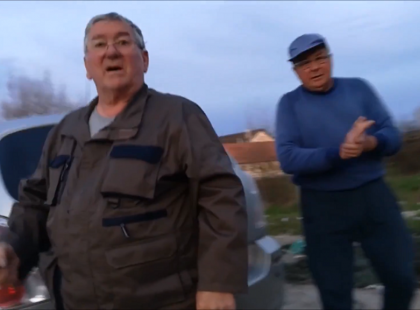 Fideszes plakátrongálókat fogtunk, rövidre sikerült a videóinterjú