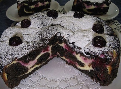 Egy kis meggy, túró, kevert tészta és már készül is a káprázatos sütemény!