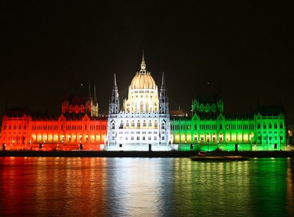 Több tízezren lesznek a kormányellenes tüntetésen, a pártok is beindultak