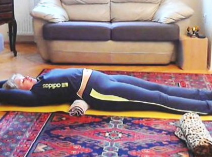 Ezzel a könnyű gyakorlattal megszabadulhatsz a hátfájástól, javul a testtartásod és a hasad is feszesebb lehet; mindössze 5 perc!