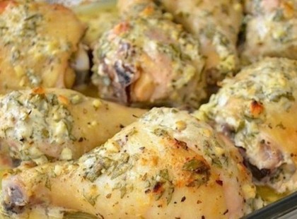 Tejfölös, fokhagymás csirkecombok, még életemben nem kóstoltam ennél finomabbat!