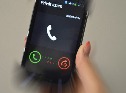 Most figyelj!!!! EZT állítsd át a telefonodon és ezentúl minden alkalommal kiírja, hogy ki keres, akkor is HA REJTETT vagy PRIVÁT számról hívnak! Ennél hasznosabb beállítás nincs a telefonodon!