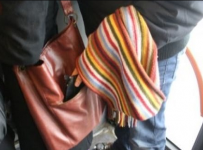 Tegnap a Keletinél egy férfi a táskámba nyúlt, de amit benne talált attól sokkot kapott! Jó tanács : jobban jársz ha ezentúl ezt Te is a táskádban hordod!!!!