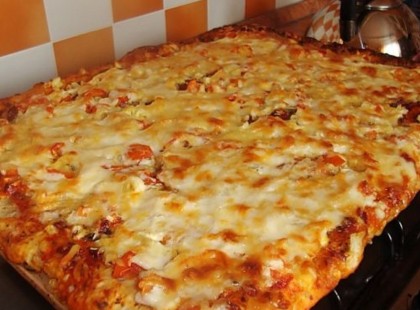 Így készül a villámpizza, nem kell dagasztani, csak keverd össze a hozzávalókat, öntsd tepsibe és süsd meg!