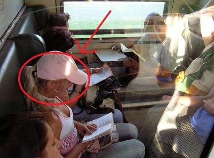 Vonaton ültünk egy öreg bácsival, amikor belépett egy cicababa.Az idős bácsi 2 mondattal elintézte a nagyképű csitrit