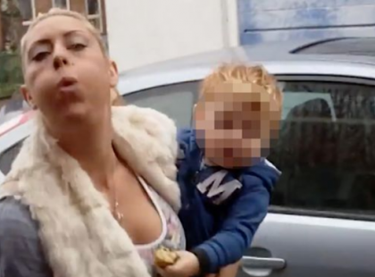 Vigyázzatok nagyon!!!!! Ma történt, hogy odalépett hozzám egy asszony és így szólt: “Jó napot kívánok! Tessen már rajtam segíteni pár forinttal!” – Ami ezután történt az maga volt a pokol!