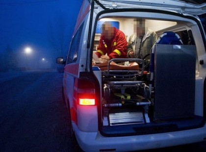 Rémálom! Papucsban és köntösben rakták ki az út szélére az agyvérzéses anyukámat a betegszállítók! Ám a java csak ezután következett! Egy megosztással jelezd, ha szerinted is vérlázító! Ez történt pontosan: