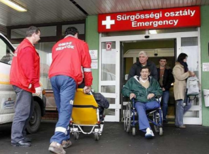 A sürgősségi osztályra behoztak egy 70 év körüli bácsit súlyos sérüléssel! Azt mondták, majd ha lesz rá kapacitás megvizsgálják! Fél óra várakozás után benyitottam....