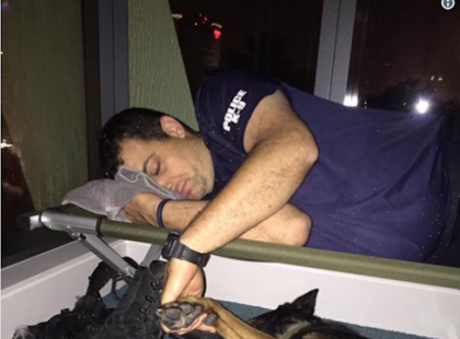 Ezt a képet a rendőrről, titokban készítették....Most mégis vírusszerűen terjed az interneten! Ha meglátod mit fog a kezében, megérted miért...