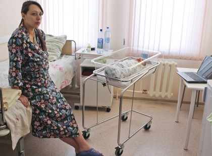 A nőgyógyászom síelni volt, miközben én szültem, de a szülés után másnap megjelent Ő, és a nadrágjára mutogatva EZT mondta. A levegő megfagyott a szobában!