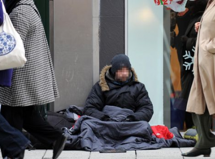 Nehéz döntés volt, de a gyermekem miatt megtettem! El kellett hagyjam a hazám, hogy segíthessem a fiam! Most Londonban koldulok az utcán - Hihetetlen, de ennyi pénzt kapok 1 nap: