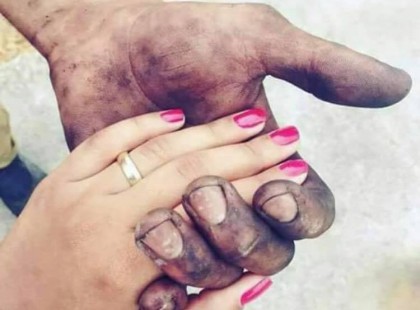 Ehhez a képhez annyit fűznék hozzá, hogy ritka az a lány aki a munkás fiút megbecsüli és hozzá mer nyúlni egy dolgos kézhez a mai világ teljesen kifordult magából