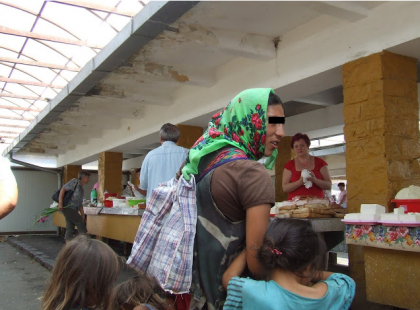 Figyeljetek emberek! Már többeket átvertek! Ha ezt az asszony vagy lányát látja, még véletlenül se adjon neki pénzt, még ha könyörög, akkor se! Így akartak átverni! Osszátok!