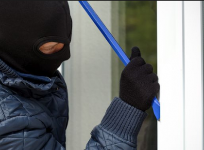 A betörő azt hitte senki nincs otthon, de ekkor hirtelen hangot hallott a lakásban - mikor megfordult és meglátta mi az, sokkot kapott!