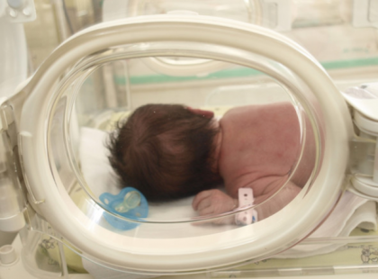 Szívszorító! Ő az az tüneményes újszülött, akit ma hajnalban hagytak szülei Ennek a magyar kórháznak a bejáratánál - Egy levelet is hagytak a gyermek mellett! Ezért mondtak le róla: