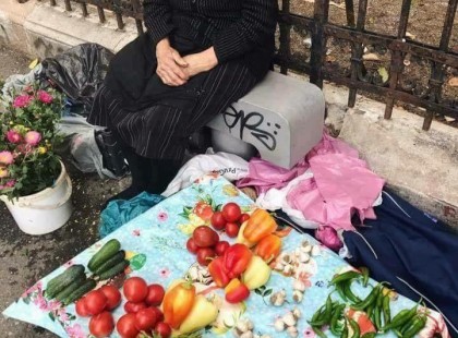 DRÁGA BARÁTAIM! KÉRLEK TITEKET NÉZZÉTEK MEG EZT AZ ÉDES 80 ÉVES MAMIKÁT MIT CSINÁL A PIACON! HA IGAZI TISZTELETET ÉRDEMEL,KÉRLEK TITEKET FEJEZZÉTEK EZT KI EGY MEGOSZTÁSSAL!