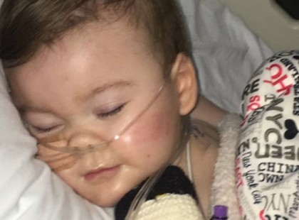 Meghalt az angol kisfiú, akit a szülők akarata ellenére lekapcsoltak a lélegeztető gépről