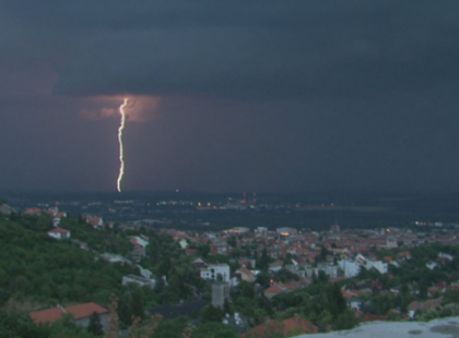 FRISS OMSZ RIASZTÁS 8 MEGYÉRE! Hamarosan brutális hidegfront érkezik hazánkba! 80km/h fölötti szélre, heves zivatarokra és jégesőre kell számítanunk - Ezekben a megyékben figyeljenek, ha szabadtéri programra indulnak: Osszátok!