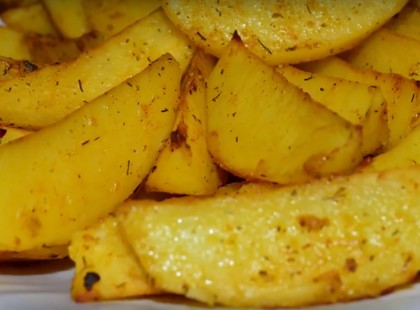 Aranyburgonya jó sok fokhagymával, mióta kipróbáltam, a család más köretet nem is kér