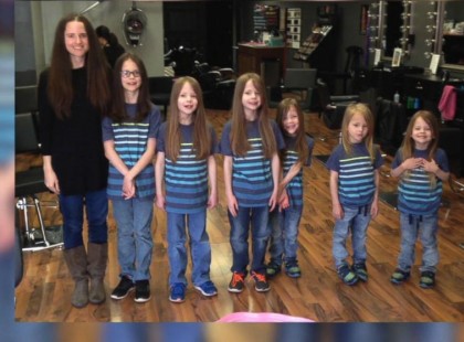 Az emberek gúnyolódtak a 6 hosszú hajú fiúval, majd az anyjuk levágta a hajukat és kiderült a könnyfakasztó igazság