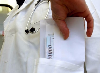 KÍMÉLETLENÜL KITÁLALT A HAZAI MŰTŐSNŐ: “HÁNYINGEREM VAN ATTÓL AMI ITT FOLYIK – AZ EGY DOLOG, HOGY AZ ORVOSOK TÖBB MILLIÓ HÁLAPÉNZT TESZNEK ZSEBRE HAVONTA DE EZ MÁR TÖBB A SOKNÁL!