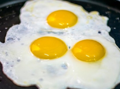 Egy úriember, akik 30 évig dolgozott szakácsként, állítja, hogy „ne a tojást sózzuk, hanem az olajat, amiben sütjük”!