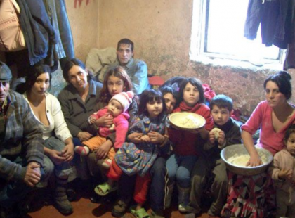 Döbbenet vallomás! Dicsekedni kezdett egy 10 gyerekes édesanya: “Ennyi segélyt kapunk havonta! Mi ennyiből tudunk élni és még dolgoznunk sem kell!” – Hihetetlen, de egy átlag ember 2 havi bére nem éri el ezt az összeget!