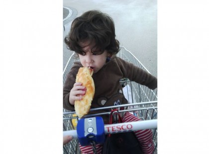 Tegnap bevásárlás közben a 2 éves gyermekem megéhezett, ezért egy kiflit adtam neki, amit elkezdett majszolni – azt ami ezután történt, senkinek sem kívánom!