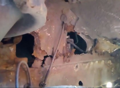 Megtagadta a mentős, hogy a rohadó autóval vonuljon ki