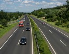 Megérte? 25 kilós cementes zsákot dobtak a kocsira poénból – Emberölés kísérletével vádolják őket