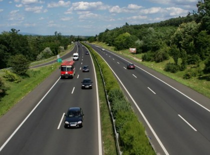 Megérte? 25 kilós cementes zsákot dobtak a kocsira poénból – Emberölés kísérletével vádolják őket