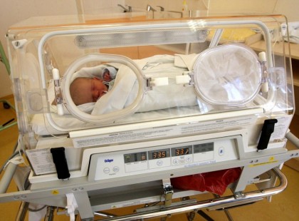 ÚJSZÜLÖTT KISBABÁT TETTEK A JAHN FERENC KÓRHÁZ BEJÁRATA ELÉ. FONTOS LENNE, HOGY SEGÍTSETEK ÖRÖKBEFOGADÓT TALÁLNI NEKI