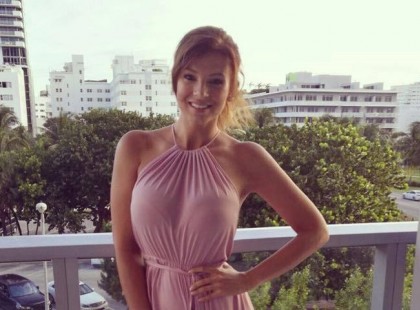 SARKA KATÁT EZ A FÉRFI CSÁBÍTOTTA EL. TEGNAP A MAGÁNREPÜLŐJÉN VITTE NYARALNI