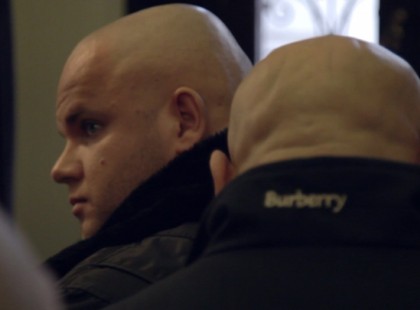 Maga elé engedte a kopasz nagydarab férfit, még saját maga is meglepve nézte, hogy mit tett ezután a 