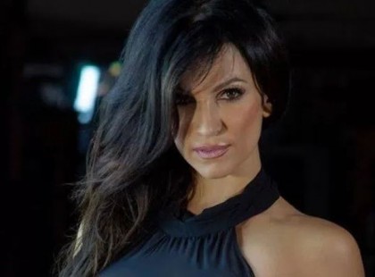 EZ AZ 50 ÉVES NŐ ÖNELÉGÜLTEN DICSEKSZIK A KORÁVAL, ÁM EGY FURFANGOS FÉRFI NAGYON MEGSZÉGYENÍTI!