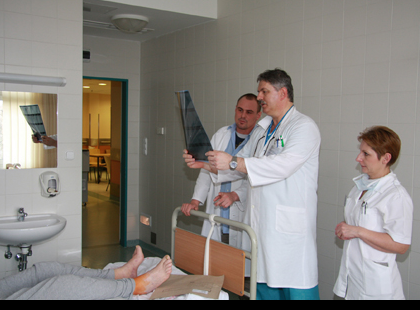 Reggel vizitelt a nagyképű orvos, amikor odaszólt a haldokló idős férfihez: Talán adjunktus úr ha kérhetném - A bácsi döbbenetes válaszát egy életre megjegyezte...Osszátok igaz szavait!