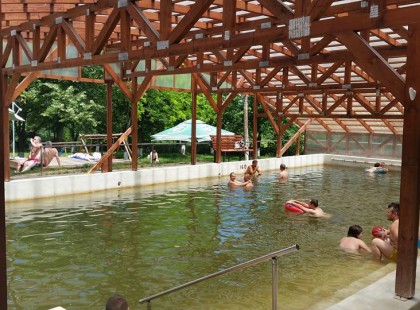 Elképesztően olcsó wellness, termálfürdő és szinte biztos, hogy nem hallottál róla!Csak 500 ft a belépő és a földi Paradicsomban érezheted magad! Mozgásszervi problémákra, nőgyógyászati panaszokra és gyomorbántalmakra is kiváló! Itt olvashatsz róla bővebben >>