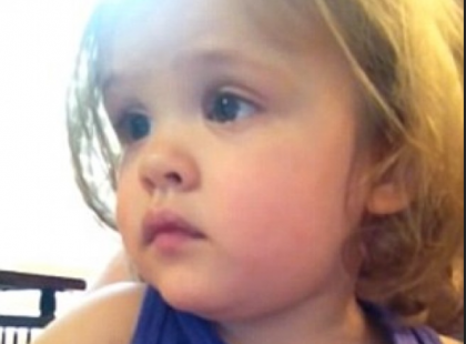 Megszakadt a szívünk: nézd mit csinált a kislány, mikor meghallotta elhunyt anyukájának hangját! Lehetetlen könnyek nélkül kibírni, annyira szép.. ❤