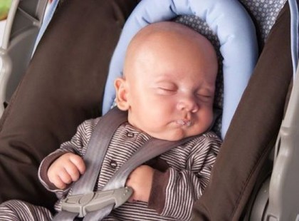 Szülők! Ezért NEM sza­bad egy új­szü­löt­tet 30 perc­nél to­vább au­tóz­tatni! Sajnos sokan nem tudják, ezért potenciálisan veszélyeztetik gyermekik életet. Adjátok tovább, életeket menthet!