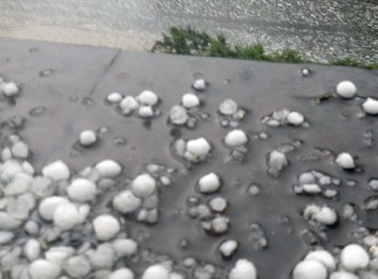 Vigyázat!!!! Nagyméretű jégre, károkozó, 80 km/órás szélre és felhőszakadásra figyelmeztetnek! Nagyon durva idő szakad a nyakunkba! Az autókat és a kerti bútorokat, növényeket helyezzétek biztonságba, mielőtt kedden munkában indultok!!!!