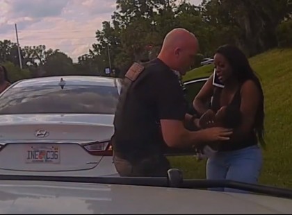 Ez a rendőr épp hazafelé tartott amikor egy kétségbeesett édesanya megállította őt karjában egy élettelen csecsemővel.