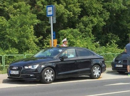 Érd és Budafok között gusztustalankodnak a rendőrök ezzel a fekete Audival. Ez már nonszensz!