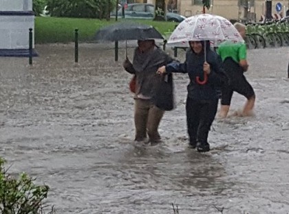 Több helyen másodfokúra emelték a felhőszakadás miatt kiadott riasztás szintjét.