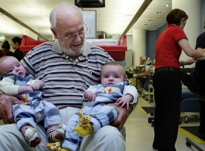 Egy igazi HŐS!!!Így mentette meg 2,5 millió újszülött életét! Ne sajnáljuk tőle a dicsérő szavakat!