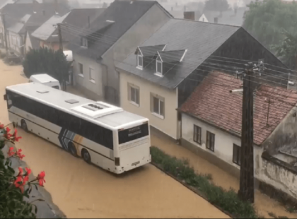 Hatalmas pusztítást hagyott maga után a felhőszakadás.Utcákat, házakat öntött el az eső-Videó