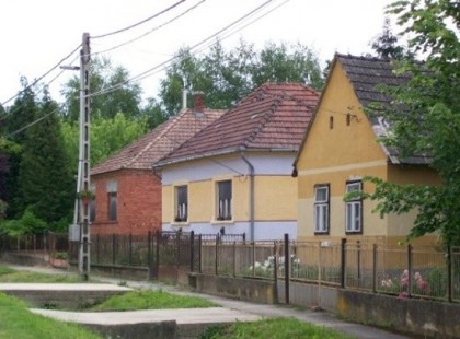 INGYEN CSALÁDI HÁZBA KÖLTÖZHET, KERTET ÉS AZONNALI MUNKALEHETŐSÉGET KAP, HOGY TISZTA LAPPAL INDULHASSON, AKÁR PÁRJÁVAL, CSALÁDJÁVAL, GYERMEKEIVEL! KEVÉS EKKORA SEGÍTSÉG VAN MAGYARORSZÁGON! KÉREM OSSZA MEG ÖN IS, MERT EZ SOKAKNAK LEHET REMÉNY EGY ÚJ ÉLETRE