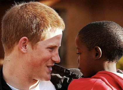 Harry herceg találkozik Afrikában egy árva fiúval: 14 évvel később tiszteletbeli helyet kapott a királyi esküvőre