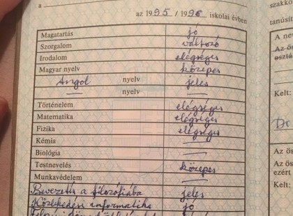 A tanév vége felé előszeretettel pakolgatják ki a szülők a selyemblúzba bújtatott gyermek és a kitűnő bizonyítvány képét a közösségi oldalakra. Na látjátok , ezért ne foglalkozzatok azzal, hogy milyen jegyek vannak a bizonyítványban! Bihari Viktória ismét leírta a tutit ,ezúttal a gyerekük bizonyítványát posztolgató szülőknek üzent. íme: